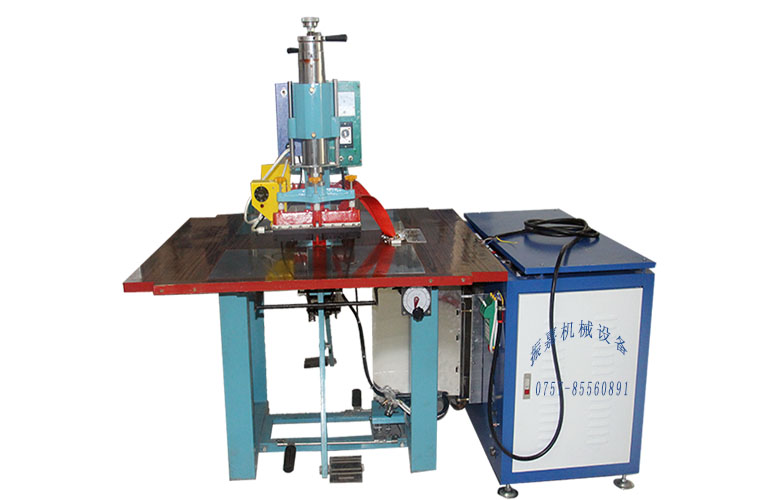 皮革壓花機實景圖